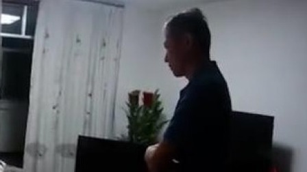 @所有人 惊险时刻，辅警飞身夺下轻生男子手中的刀