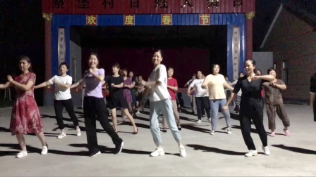 夏日傍晚，村里广场音乐一响，男女老少都来跳！