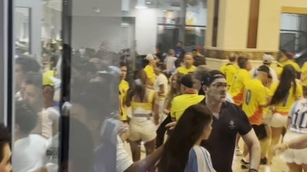 美洲杯决赛多名无票球迷闯入球场 记者：不查票就可进场