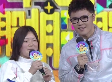 幸运搬搬搬2016 可爱少女被虐惨秒变泡沫头