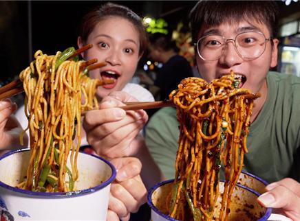 盗月社食遇记 2020 重庆人都不敢点的最辣小面！