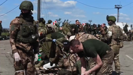 亚速钢铁厂最后一批乌军投降视频曝光：俄军挨个检查投降者纹身
