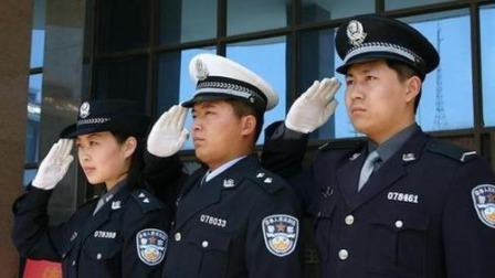 每日新闻报 警方发布感人视频 致敬一线“潜行者”