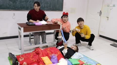美女家务事 自助粘土20元一位，没想小晴直接搬来了床躺着玩，这操作看呆老师