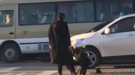 暖哭！交警蹲下为孕妇系鞋带 网友：夕阳下的最美弯腰