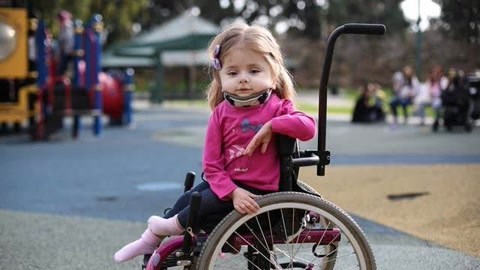 涨健识 超萌小女孩脆弱像玻璃，出生1年竟骨折1000次