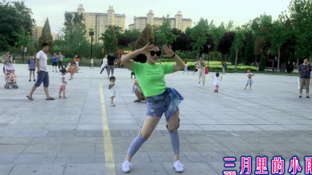 美女跳尬舞被网友喊《胖阿姨我要看后面的姐姐》