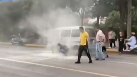 法治中国60分 面包车自然路人接力灭火 一群孩子聚众吸笑气