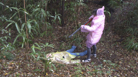 疯狂于小源 第一季 男女职员到深山野外打猎 结果出事了