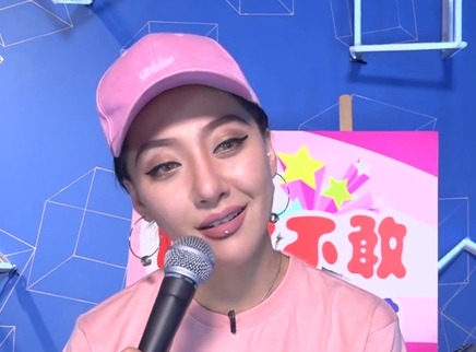 818超女聊天室 抠脚大汉王金金花式调侃粉丝