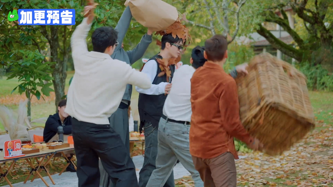 加更预告：范丞丞助演惹众怒，差点被埋落叶堆里了