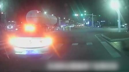 @所有人 点赞！红灯前的私家车主动为出警消防车让行
