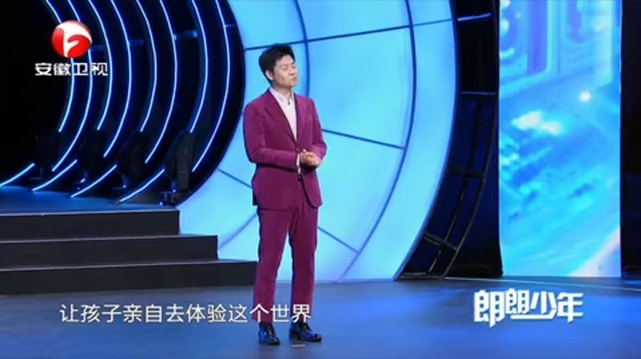 萌娃化身小兔子秀体操，身体柔软令人叫绝