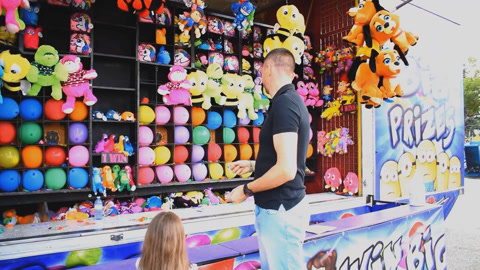 爸爸带琳娜去游乐园