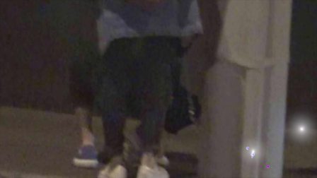 土豆娱乐快报 2018 1月 陈意涵与男友街头牵手 男方帮系鞋带 180117