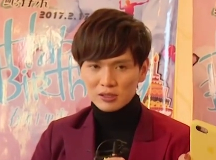 明星特别任务 鲍春来超man做俯卧撑