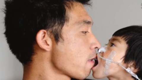 播报多看点 “喂食爸爸” 父爱如山