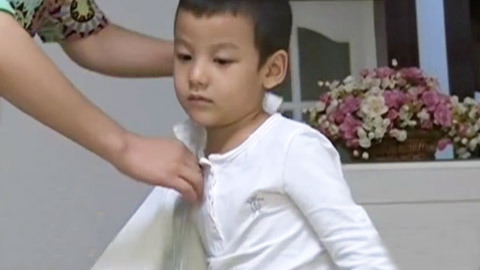 宝贝看你的 艾麦尼独自出门给爸爸送帽子