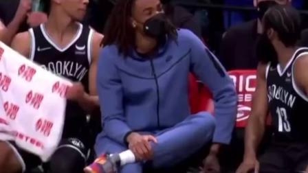 NBA热辣资讯 克拉克斯顿在替补席做起了大哥！这大哥的架势真的大啊！