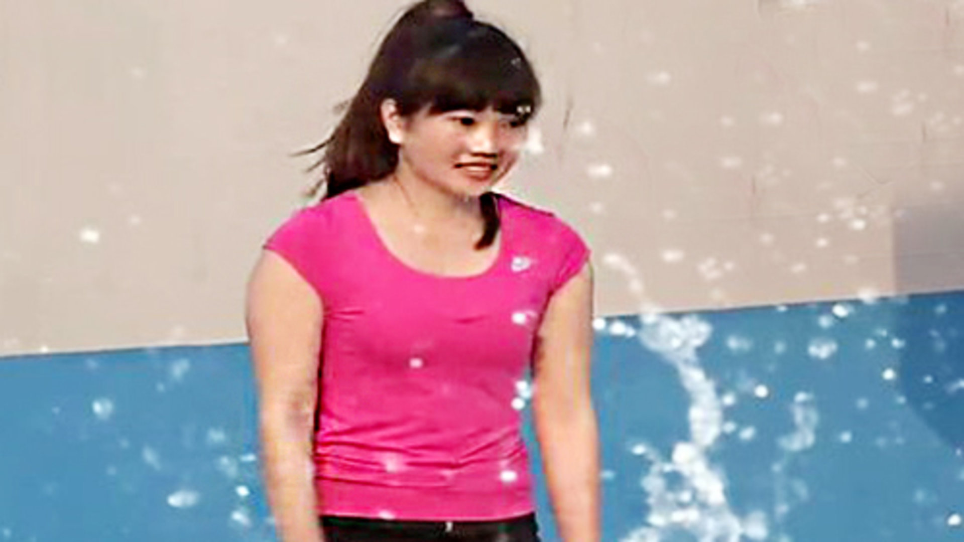 男生女生向前冲 红衣超人服姑娘为女生队获开门红