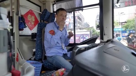 二更视频 超有爱司机 在公交车上种绿植 还设计了爱心哺乳座 495