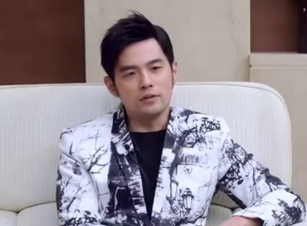 二更视频 周杰伦：给我时间陪你走完青春