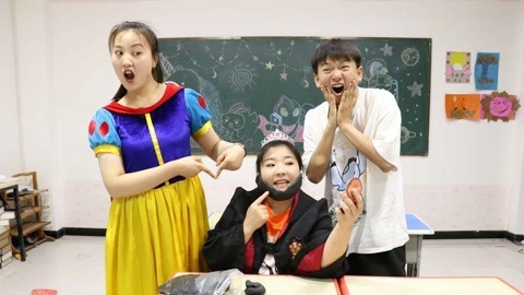 同学们嘲笑小晴脸太大，没想小晴用黑色粘土做瓜子脸，太逗了