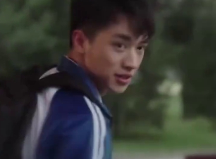 娱乐新鲜爆 我来为许魏洲学长挡风遮雨