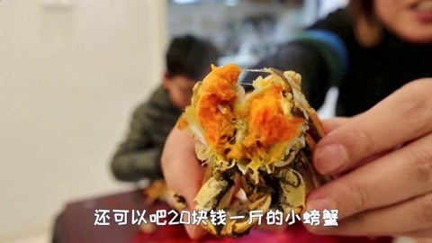 梁小轩和轩妈试吃各种美食 实现螃蟹自由啦