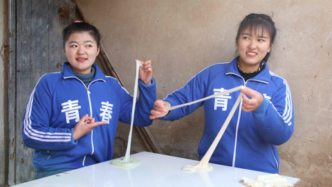 美女家务事 小晴用卫生纸做无硼砂泥