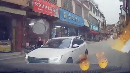 女司机不听男子建议任性驾驶 下一秒眼睁睁看车撞车