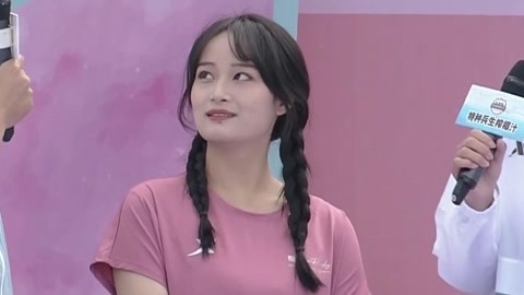 闺蜜相约齐闯关 可爱女摄影师自信闯关不幸落水