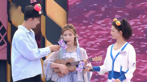 男生女生向前冲第15季 选手戴水果头套在线PK 国风女孩表演自创歌曲