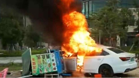 广东一轿车撞路边摊致6死 目击者发声