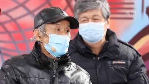 居民区里竟藏巨无霸机械车架 居民为绿地停车场起争执