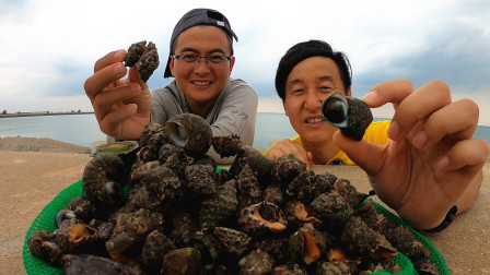 思乡渔夫赶海 渔夫带美食主播赶海，捡辣螺抠鲍鱼，吃海鲜大餐，爽翻了！