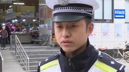 第一时间 惊险！五岁“熊孩子”玩滑板车被卷车底 市民帮忙安然无恙