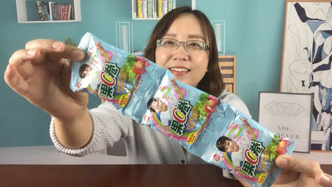 梁小轩和轩妈试吃各种美食 试吃“果C卷”