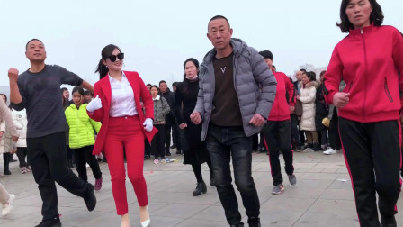 男人骚起来《让女人情何以堪》跳的投入你看后面围观的人都笑不停