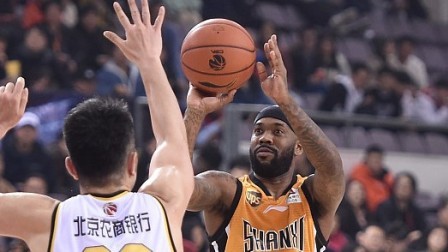 CBA 18/19赛季 北控VS山西第四节：布朗只手扑灭主队反击焰火，山西客胜北控