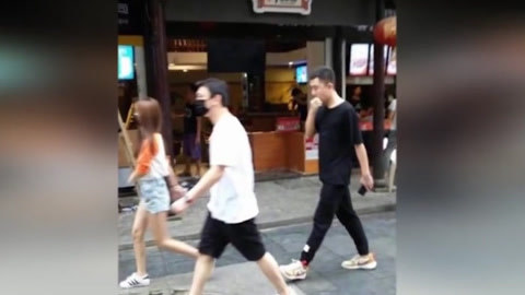 屏行星乐汇 排队吃路边摊超接地气