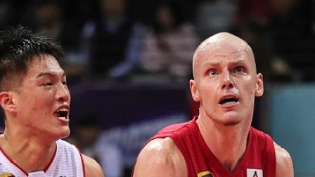 CBA 18/19赛季 深圳VS吉林第三节：拜克斯被吹违体犯规，兰佩内线持续造杀伤