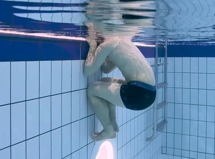 身体竖立头部露出水面