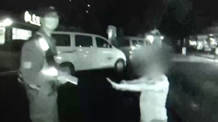 云南昆明：唱歌、做操、耍杂技，酒驾男子秀“才艺”