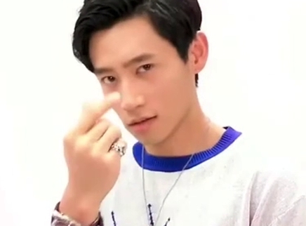 娱乐新鲜爆 快来接收魏晨小哥哥的比心