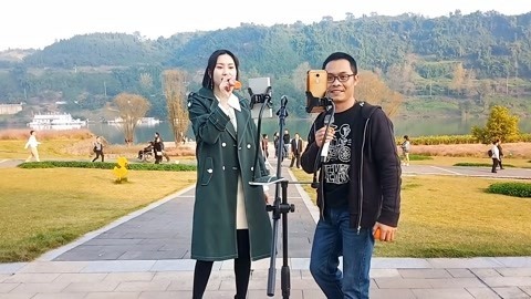 唱罢吹灯 四川美女挑战眼镜小哥，在湿地公园飙情歌，现场太精彩了