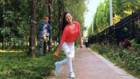 大叔躲在树林里抽着烟看着妹子跳广场舞画面好有意境