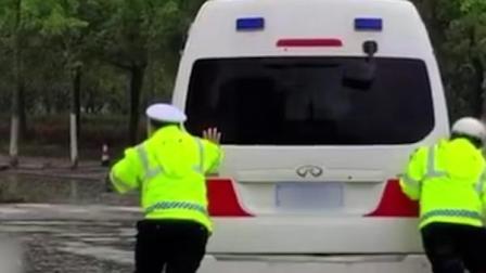@所有人 救护车穿越积水熄火，交警脱鞋赤脚推车
