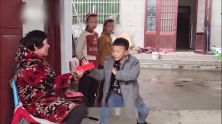 孩子们用展示武术招式给姥姥拜年，压岁钱马上到手了