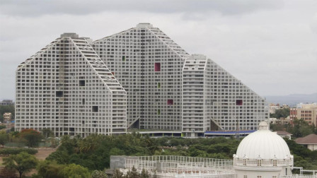 半岛奇闻 印度建成大型公寓楼，整栋楼有1086套房子，一栋楼能住进一村人！